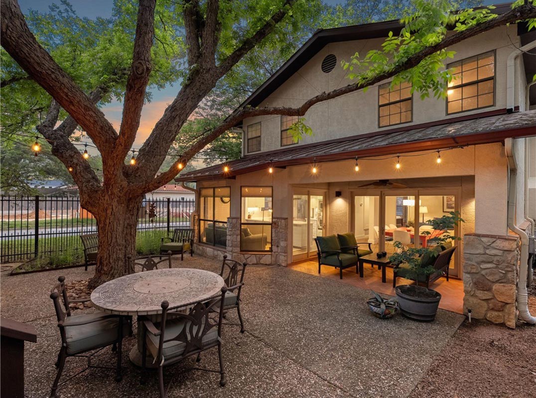 Prestigious Edgewater Drive In Landa Park Estates