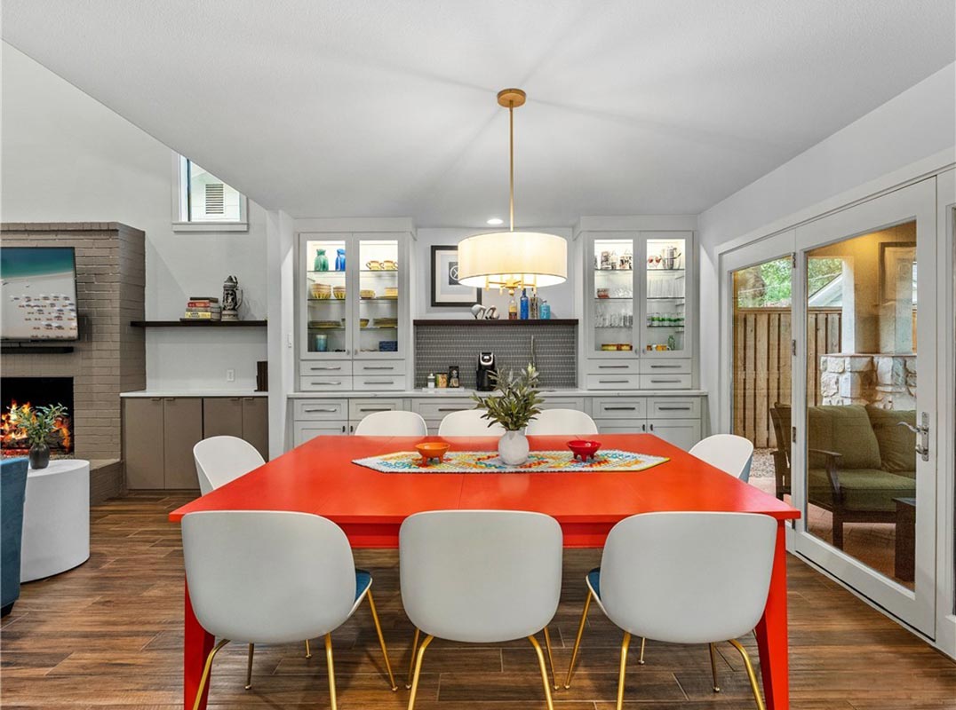 Prestigious Edgewater Drive In Landa Park Estates