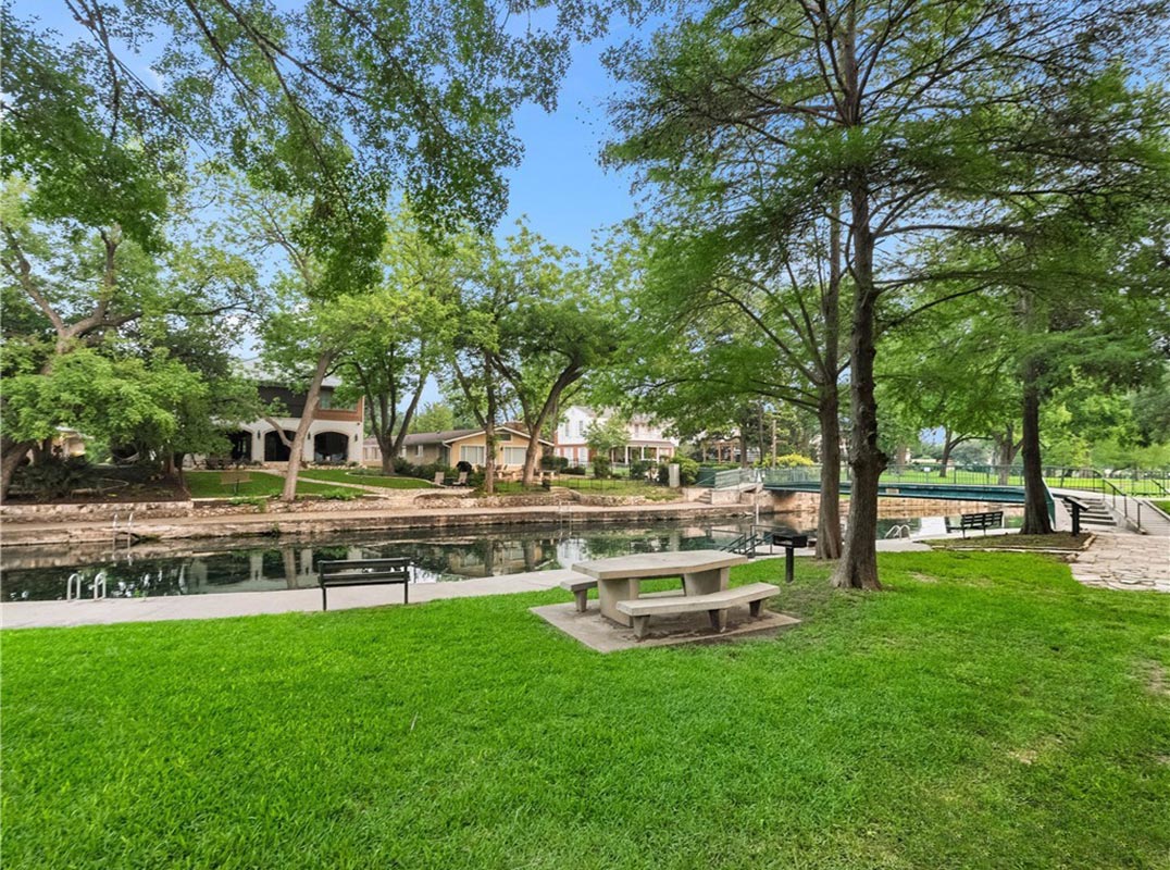 Prestigious Edgewater Drive In Landa Park Estates