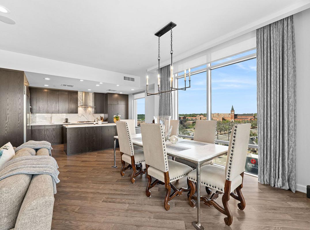 Chic Two-Bedroom Residence At The Broadway