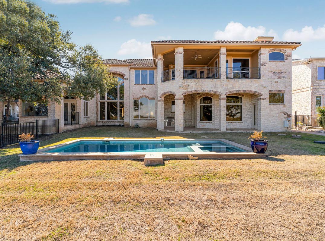 View-Forward Lake Travis Retreat