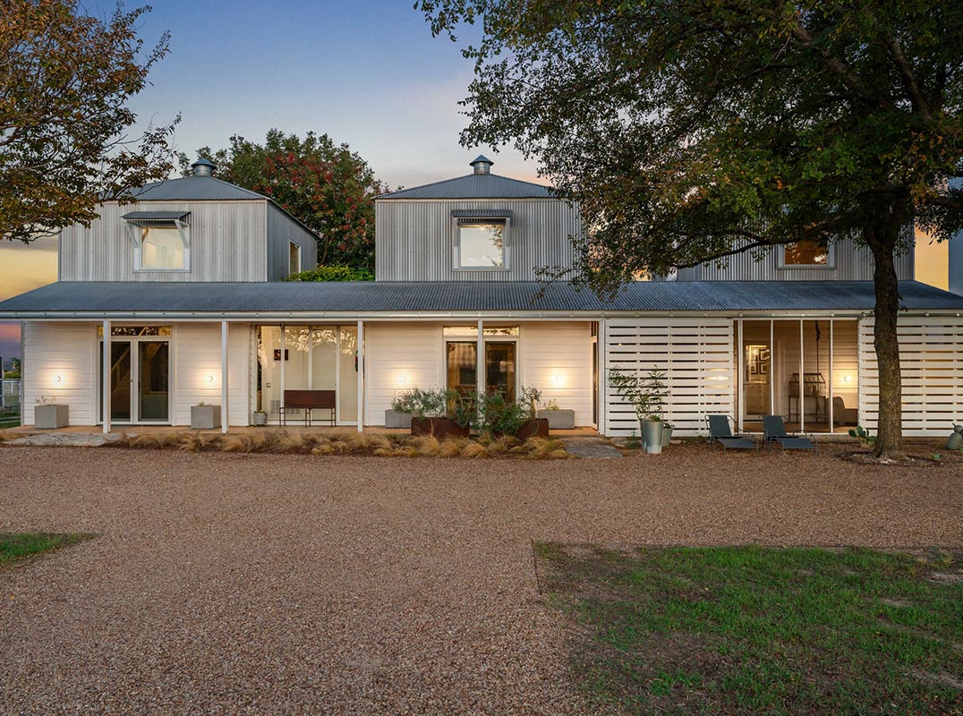 Architectural Retreat Set Beneath Wide North Texas Skies