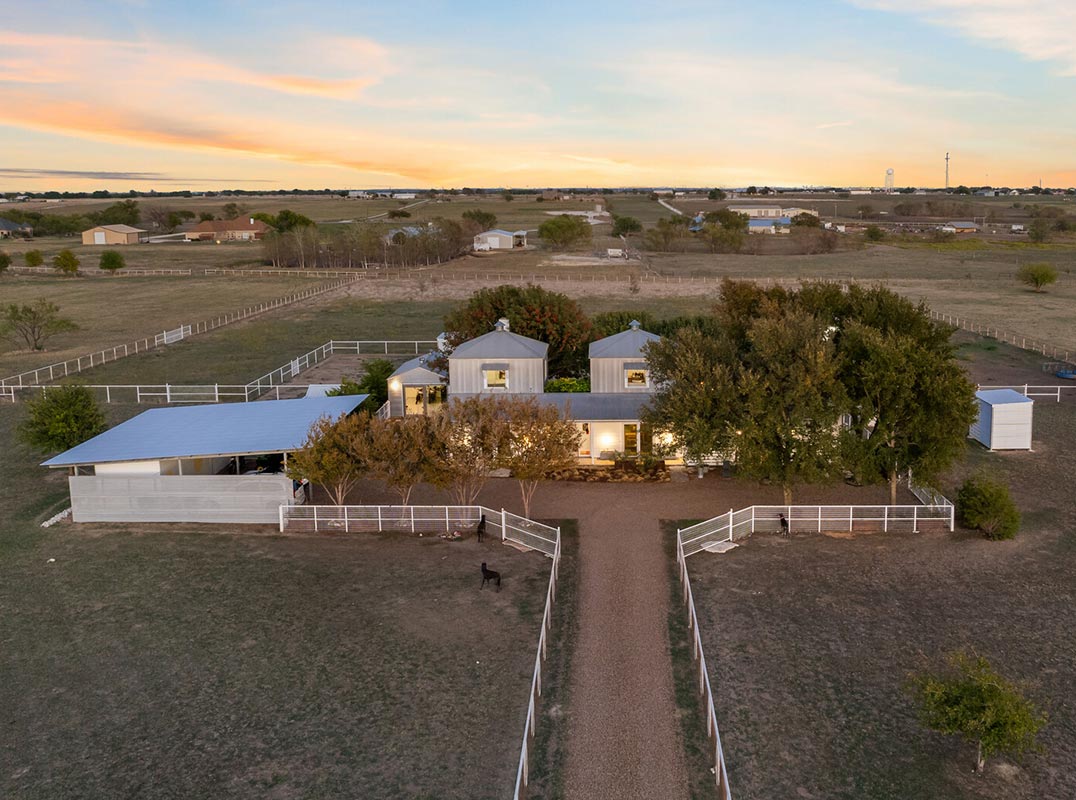 Architectural Retreat Set Beneath Wide North Texas Skies