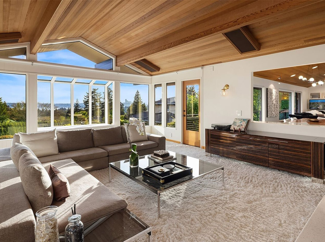 Exceptional Mid-Century Modern
