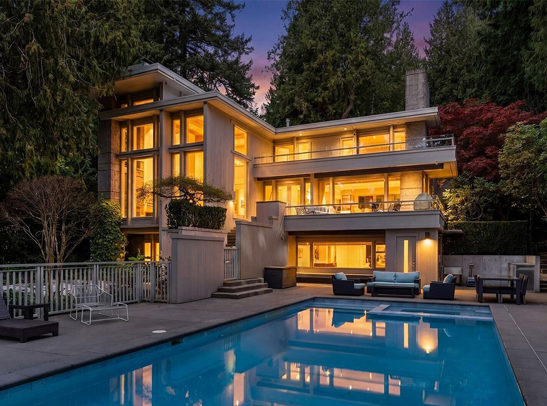 Gated, West-Facing Hunts Point Residence