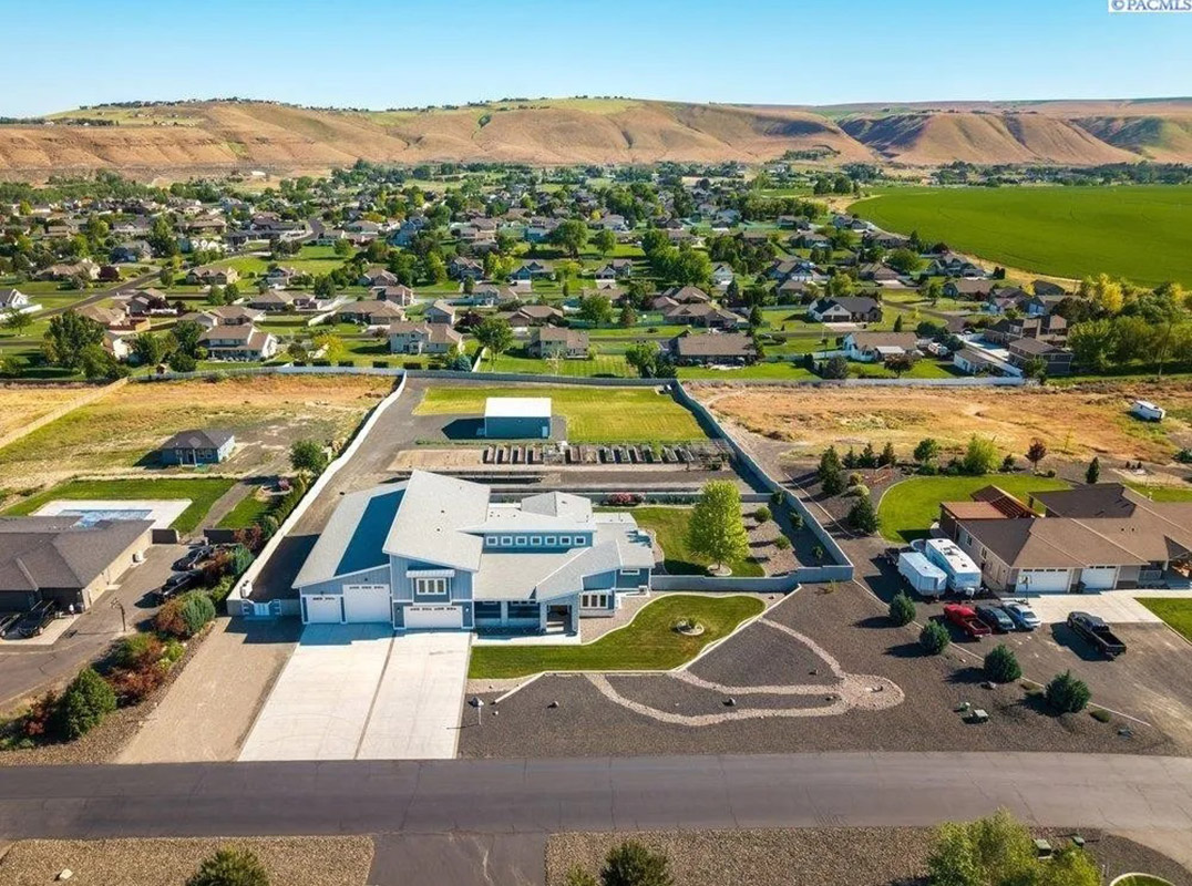 Incredible Kennewick Residence