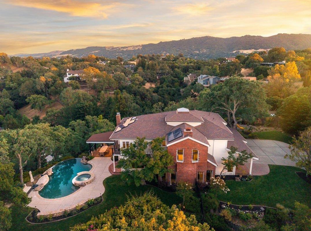 Spectacular Gated Retreat Delivers Panoramic Views