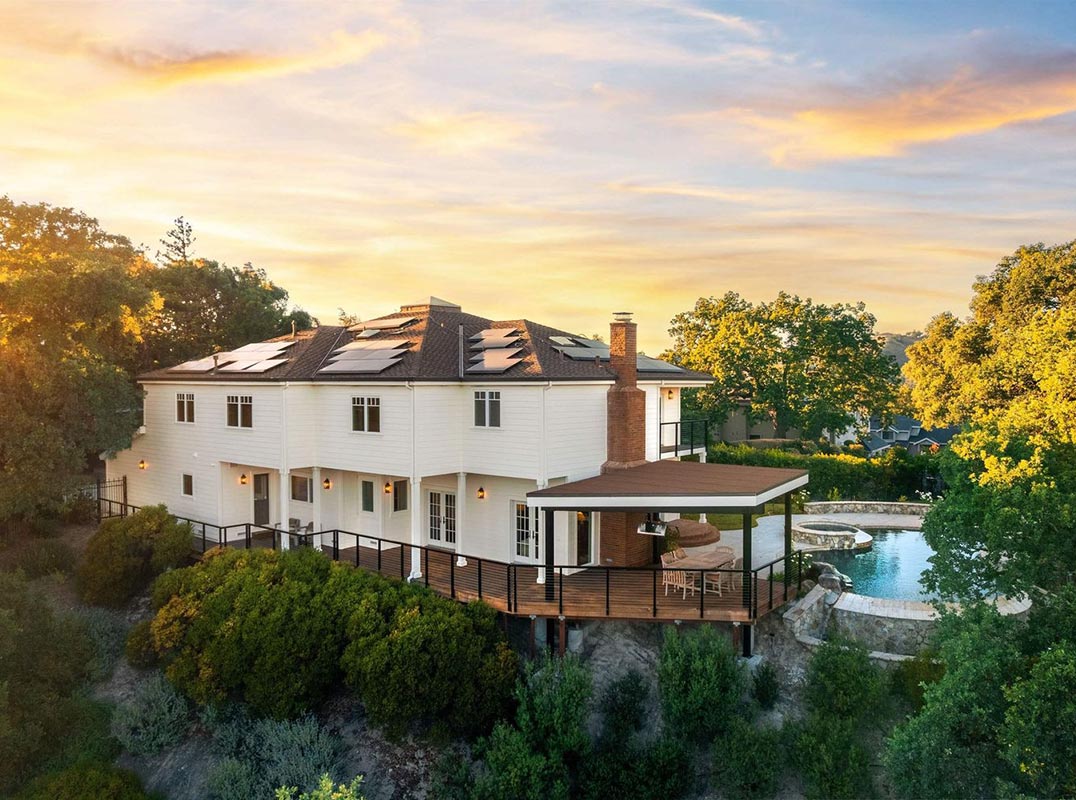 Spectacular Gated Retreat Delivers Panoramic Views