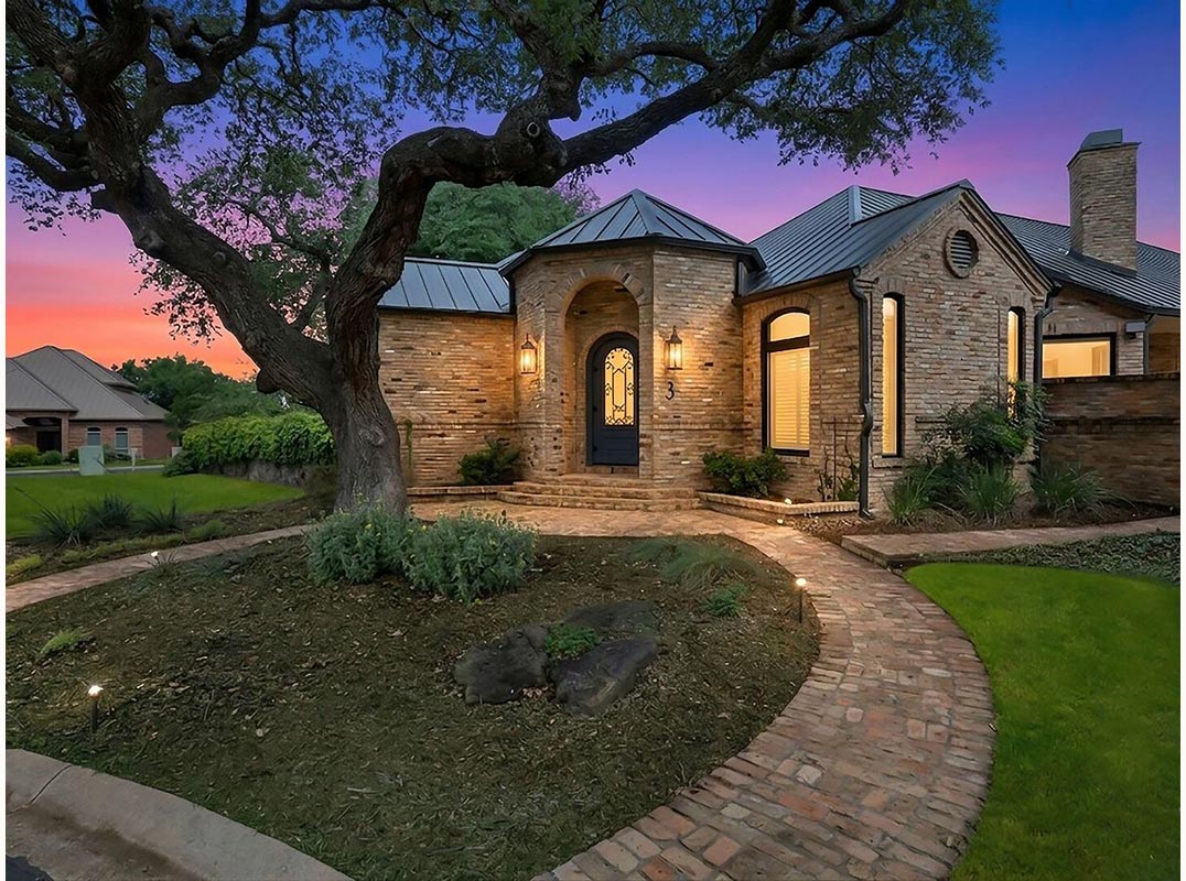     Private Greenbelt Retreat in The Dominion
