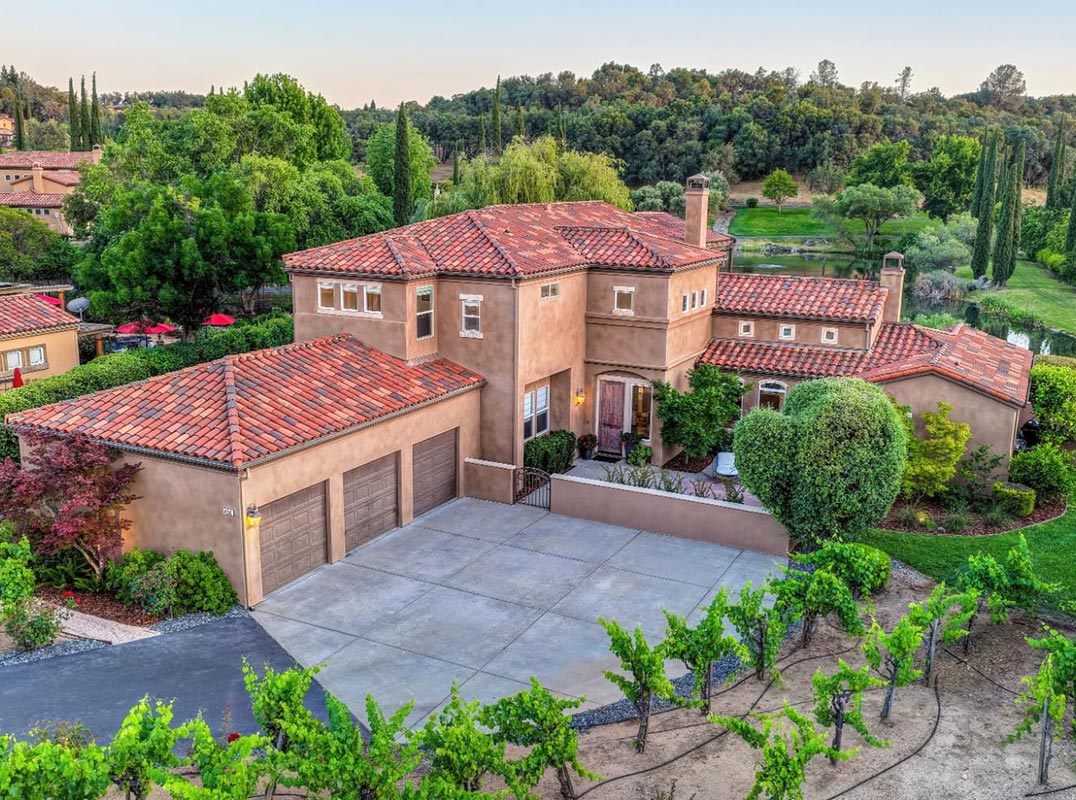 Clos Du Lac Waterfront Estate