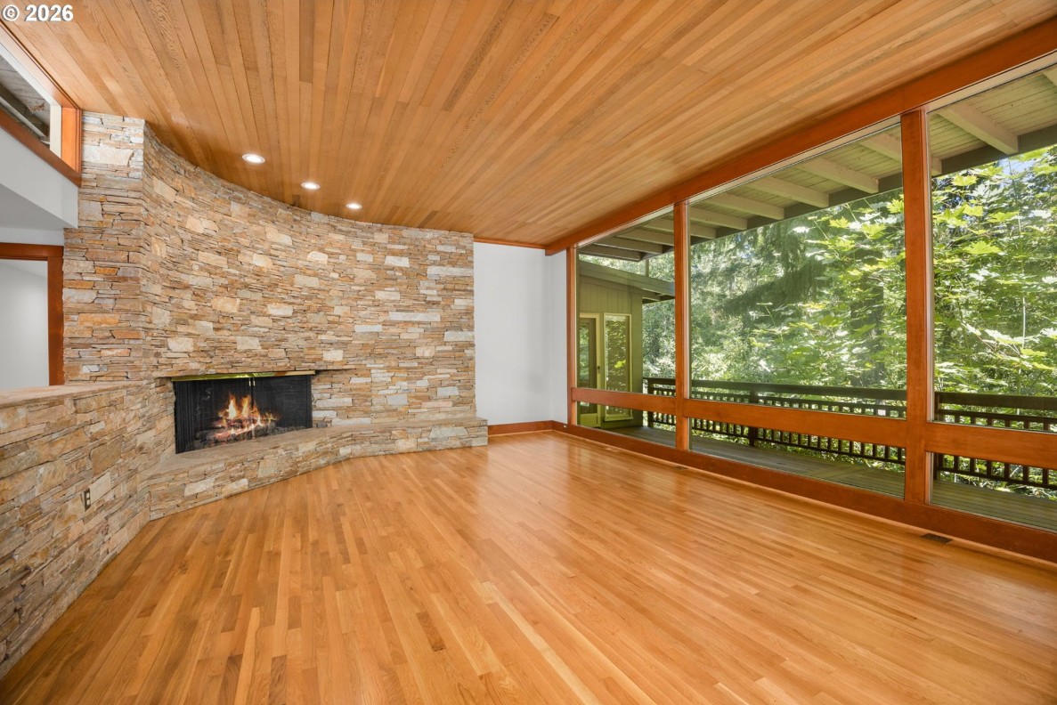 Mid-Century in Dunthorpe on a Beautiful Private Lot.