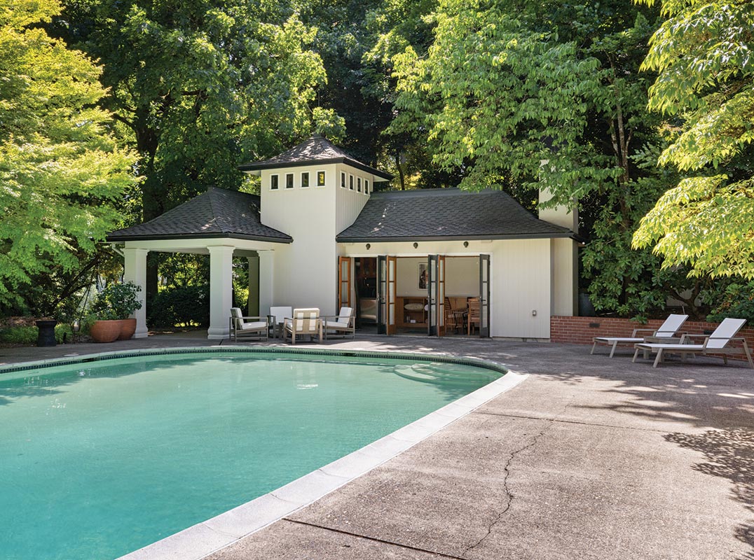 A RESORT SETTING IN THE TIMELESS DUNTHORPE NEIGHBORHOOD