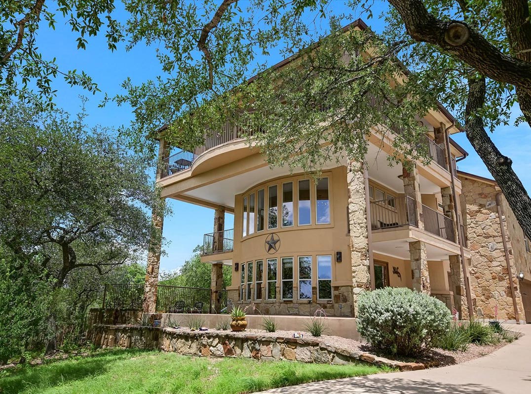 Panoramic Lake Travis Views & Luxurious Privacy