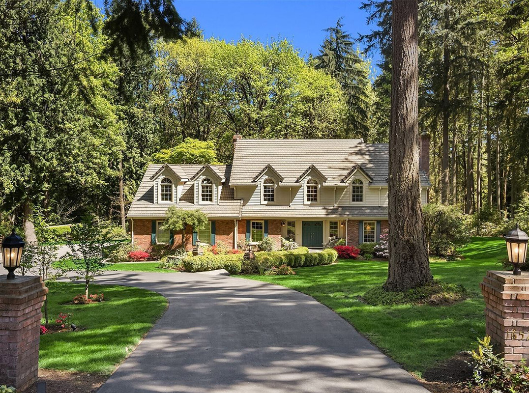 Versatilely Designed Estate