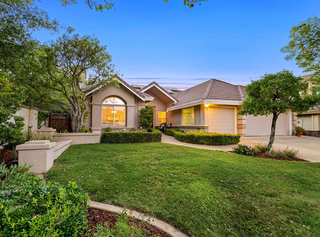 RUBY HILL : Sophisticated Single-Story Retreat