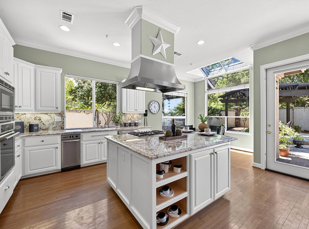 RUBY HILL : Sophisticated Single-Story Retreat