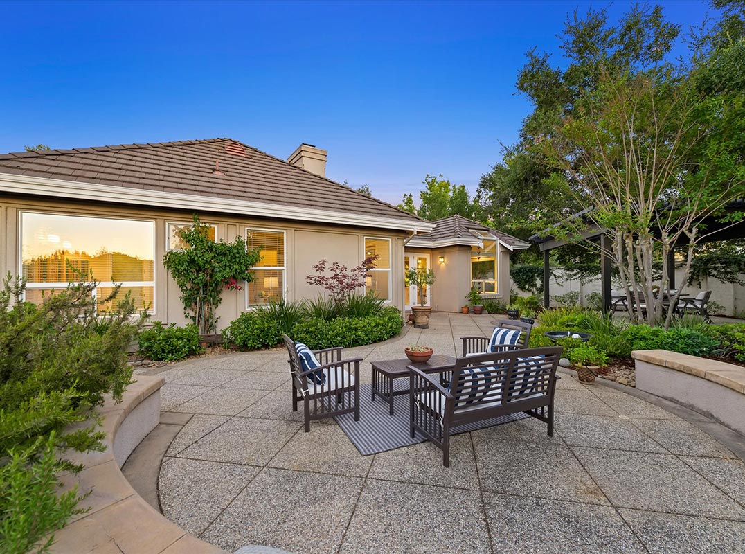RUBY HILL : Sophisticated Single-Story Retreat