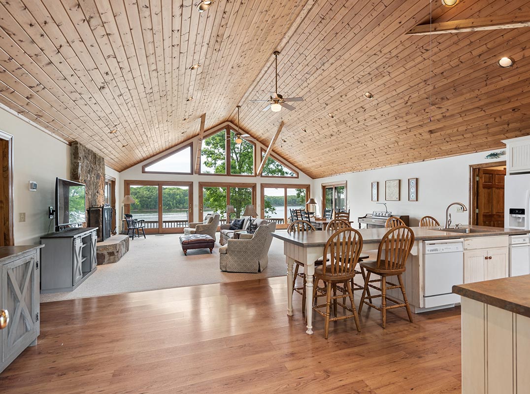 —— TIM’S FORD LAKE —— Lakefront Peninsula Living