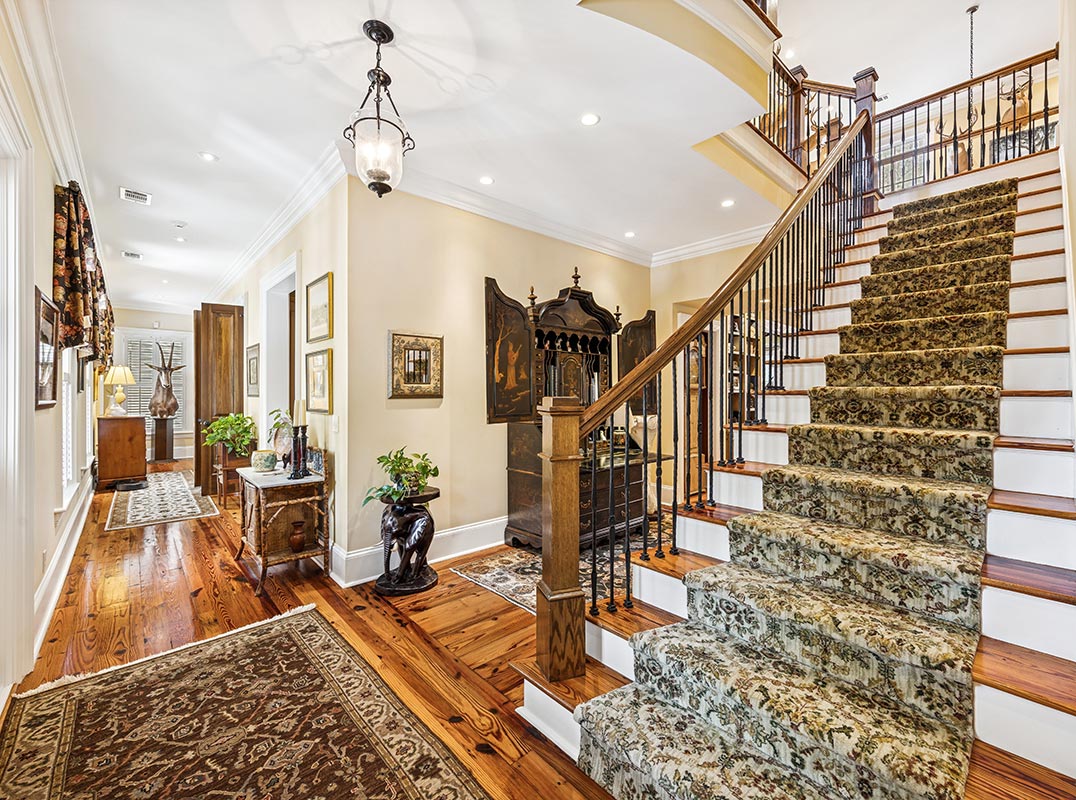 Equestrian Estate Set on 2.83 Private Acres