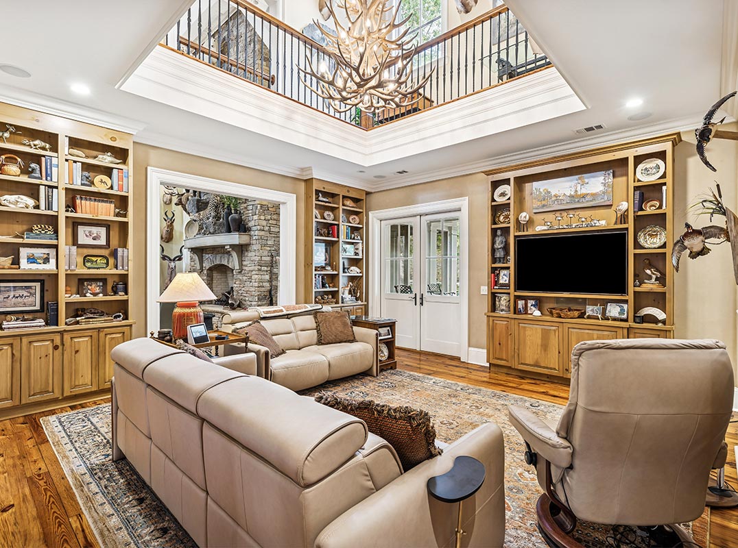 Equestrian Estate Set on 2.83 Private Acres
