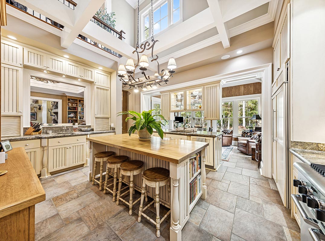 Equestrian Estate Set on 2.83 Private Acres