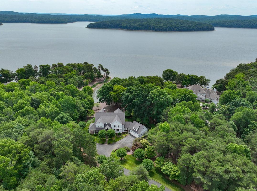 LUXURY LAKE RETREAT WITH PRIVATE PIER! 