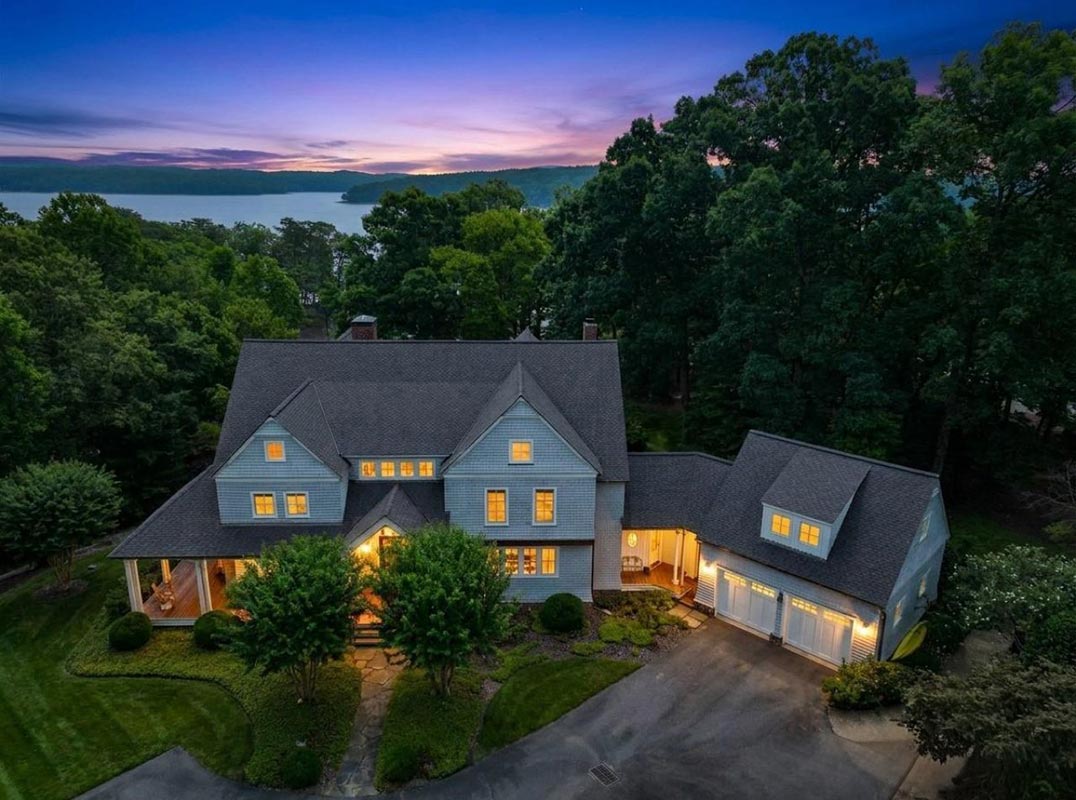 LUXURY LAKE RETREAT WITH PRIVATE PIER!