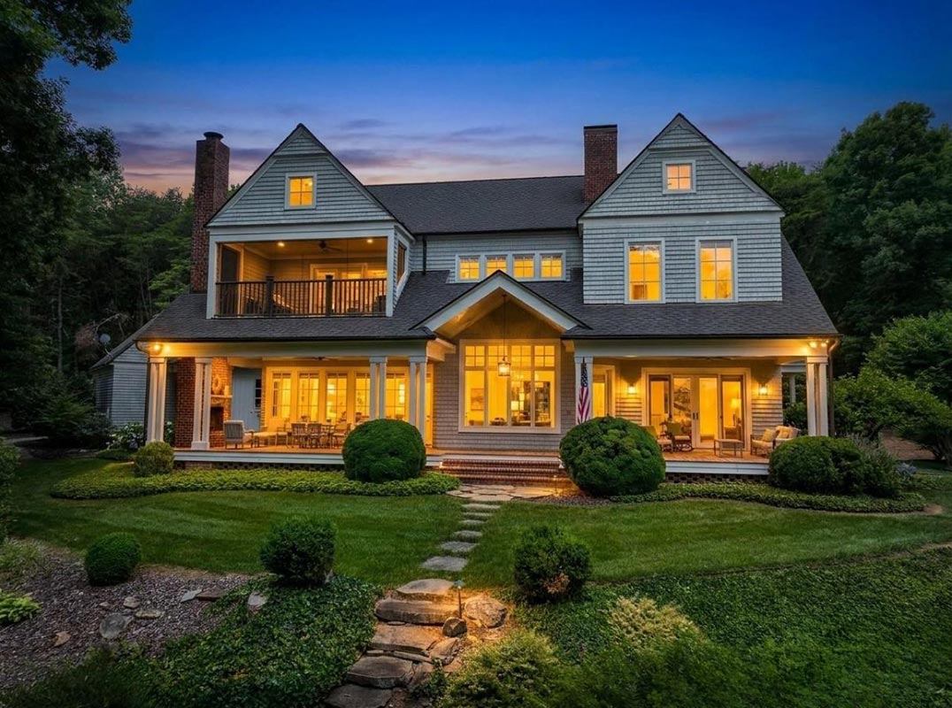 LUXURY LAKE RETREAT WITH PRIVATE PIER!