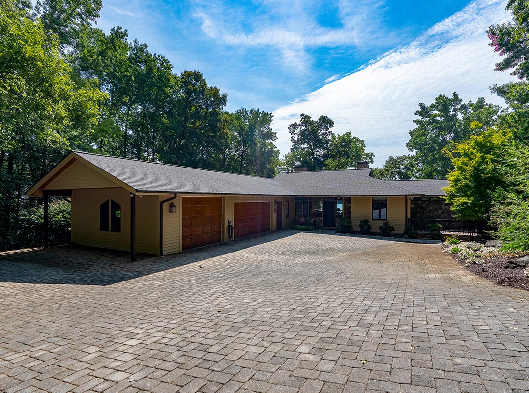 Charming Lakefront Home at Old North State Club