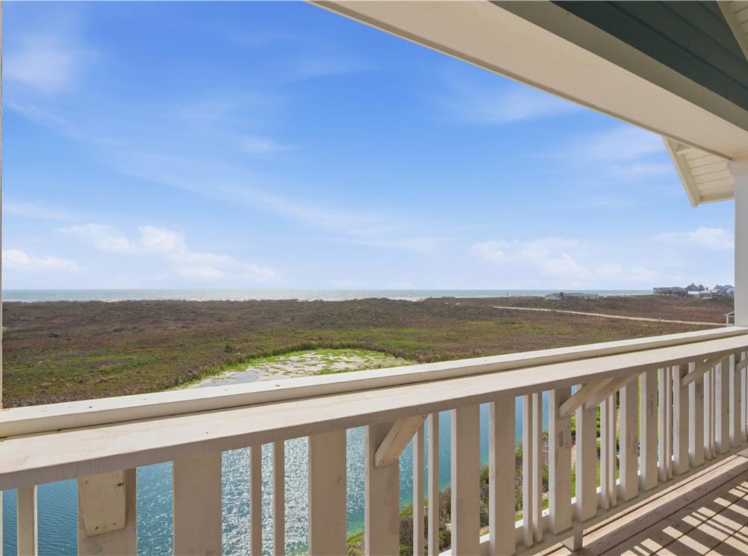 A Four-Story Gulf Coast Escape