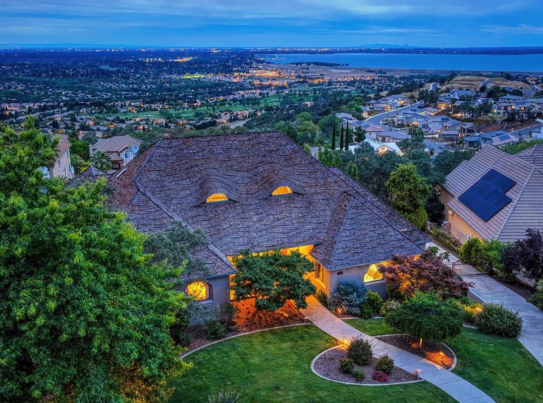 Timeless Home With Majestic Views In Ridgeview