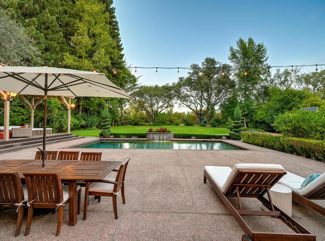 Where Luxury Meets Lakefront Lifestyle