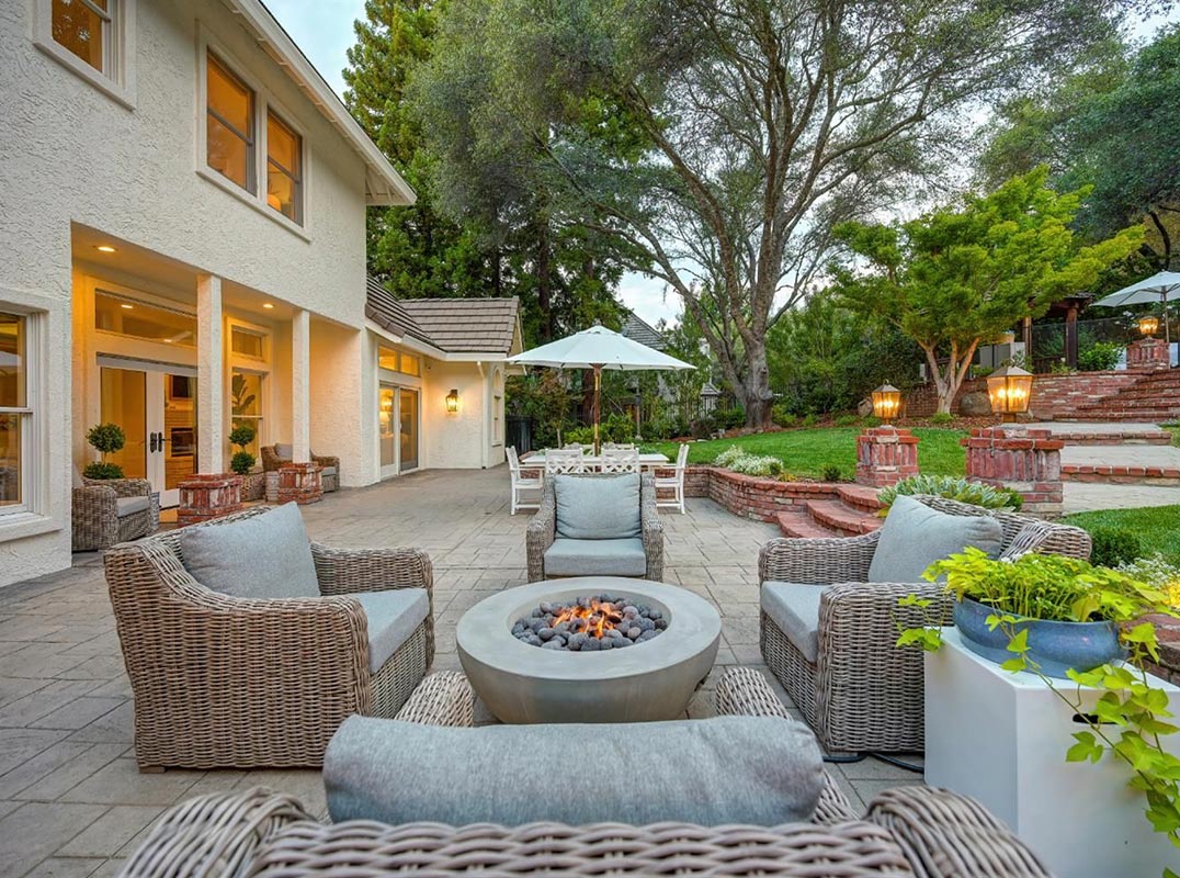 A Private Retreat Among the Oaks
