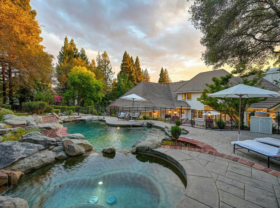 A Private Retreat Among the Oaks