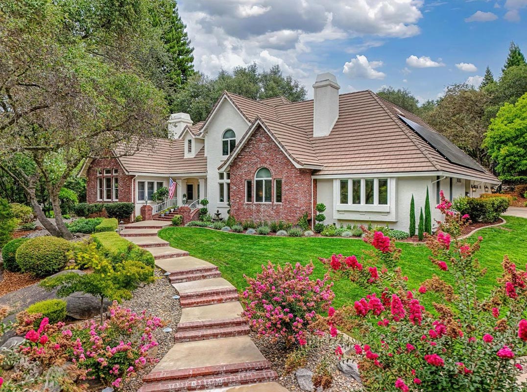 A Private Retreat Among the Oaks