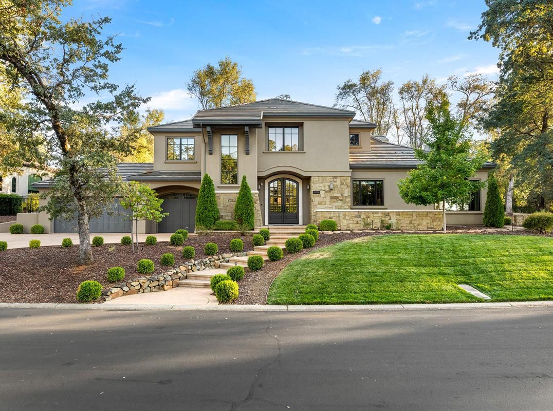 Contemporary Elegance in a Rustic Setting