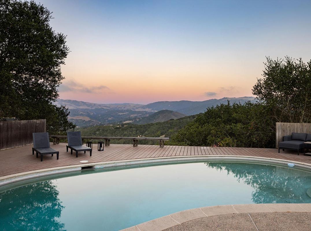 Spectacular Views on 2.5 Usable Acres