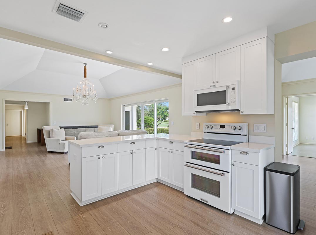 Charming Golf Course Residence in Village Of Golf