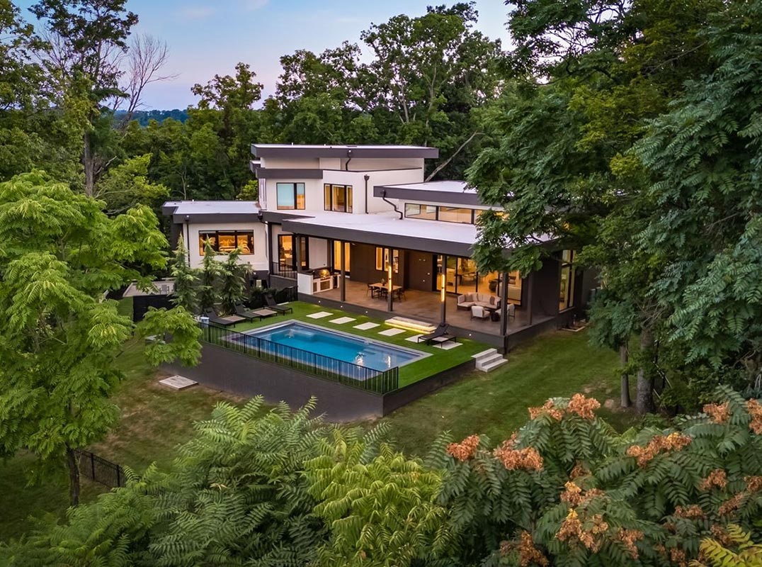 Ridge-Top Seclusion With Nashville Skyline Views